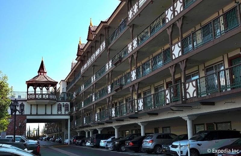 Camelot Inn & Suites 5