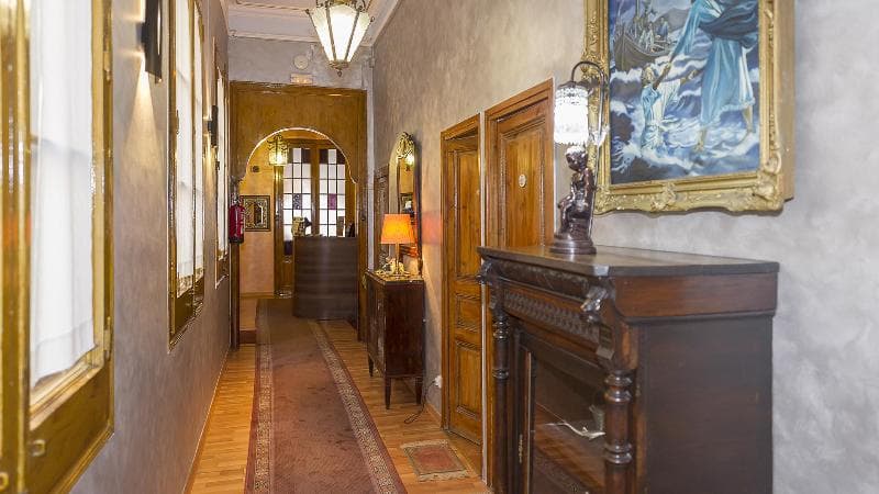 Hostal Girona 3