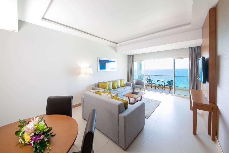 Ramada by Wyndham Beach Hotel Ajman 4