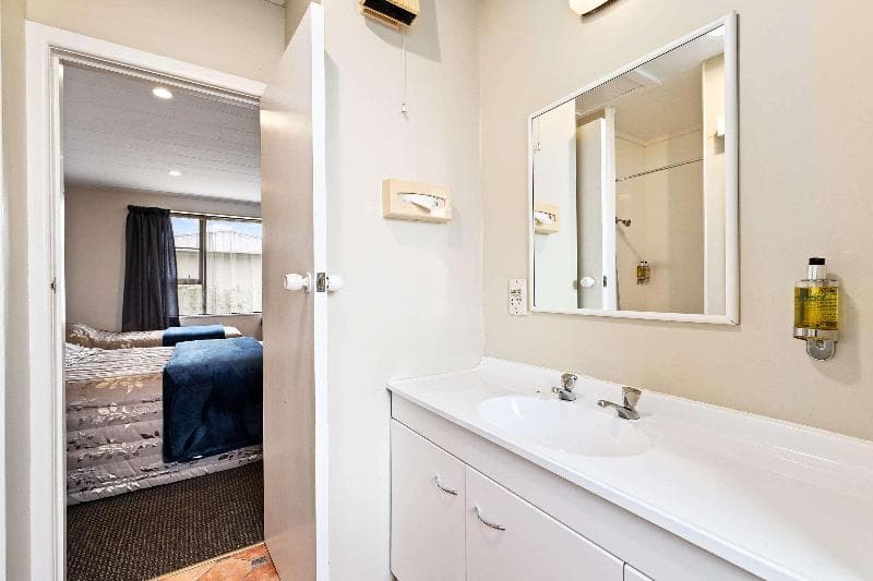 Econo Lodge Canterbury Court 5