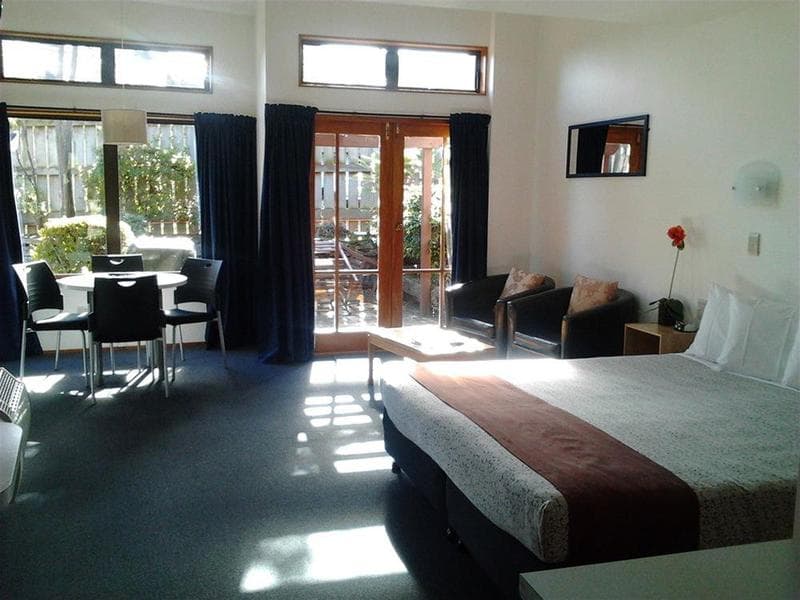 Cascades Lakefront Motel 1