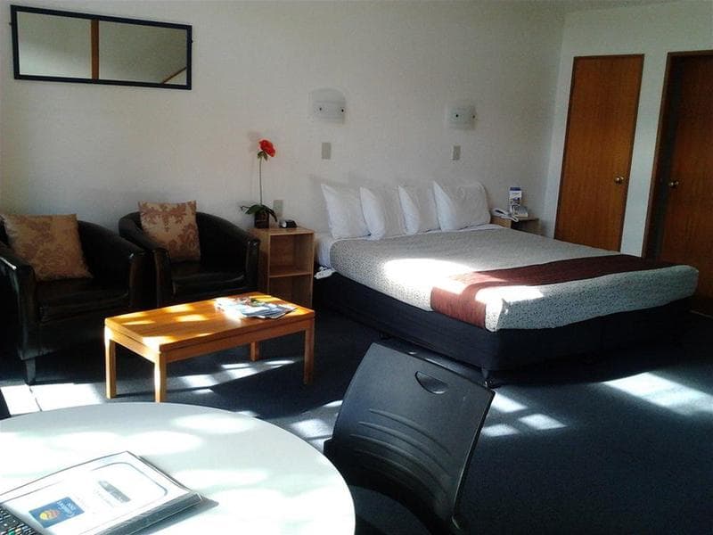 Cascades Lakefront Motel 2