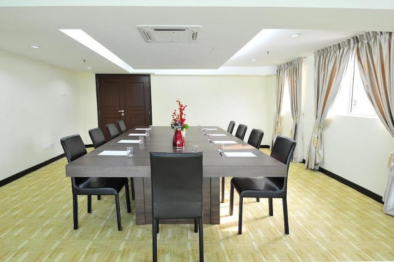 Hallmark Crown Hotel 5