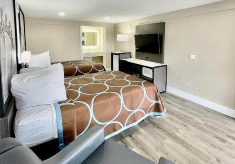 Super 8 by Wyndham Kissimmee/Orlando 4