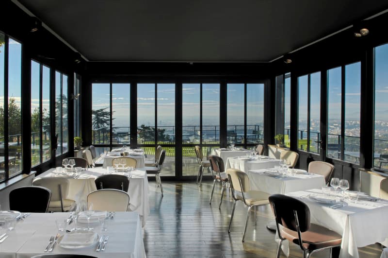 L´Ermitage Hôtel Cuisine-À-Manger 3