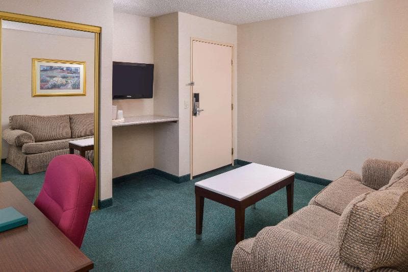Quality Inn & Suites 4