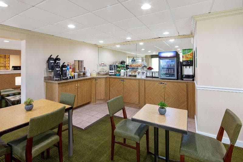 La Quinta Inn & Suites by Wyndham Sunrise Sawgrass Mills 3