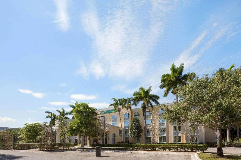 La Quinta Inn & Suites by Wyndham Sunrise 2