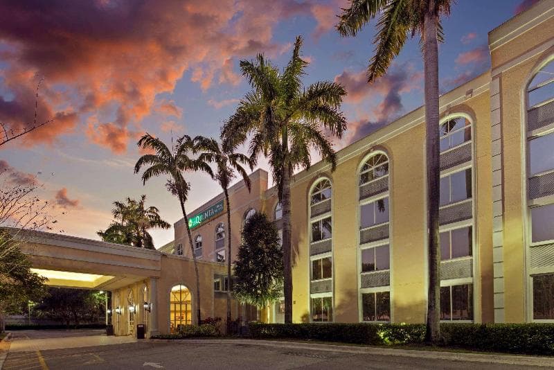 La Quinta Inn & Suites by Wyndham Sunrise 3