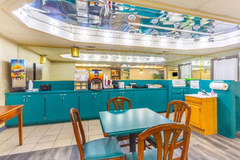 Econo Lodge And Suites Clarksville photo 1