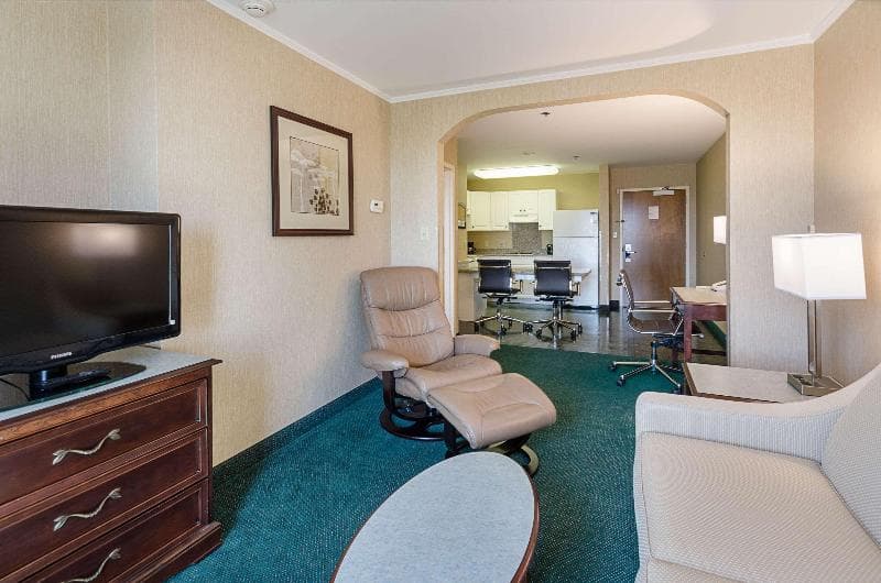 Mainstay Suites Airport 4