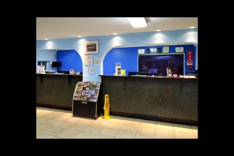 Econo Lodge Inn & Suites 2