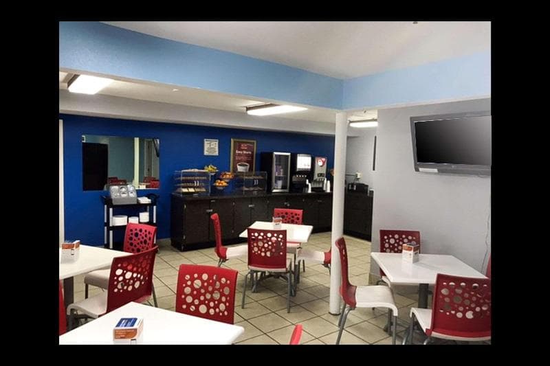 Econo Lodge Inn & Suites 3