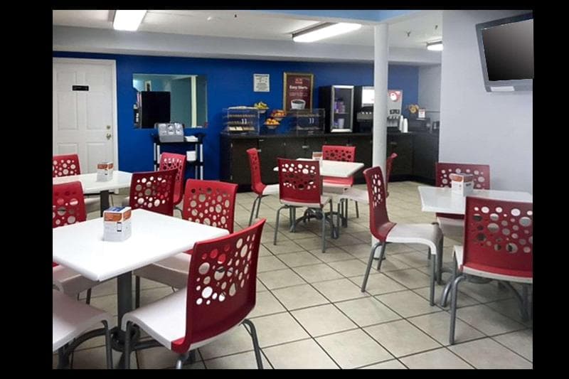 Econo Lodge Inn & Suites 4