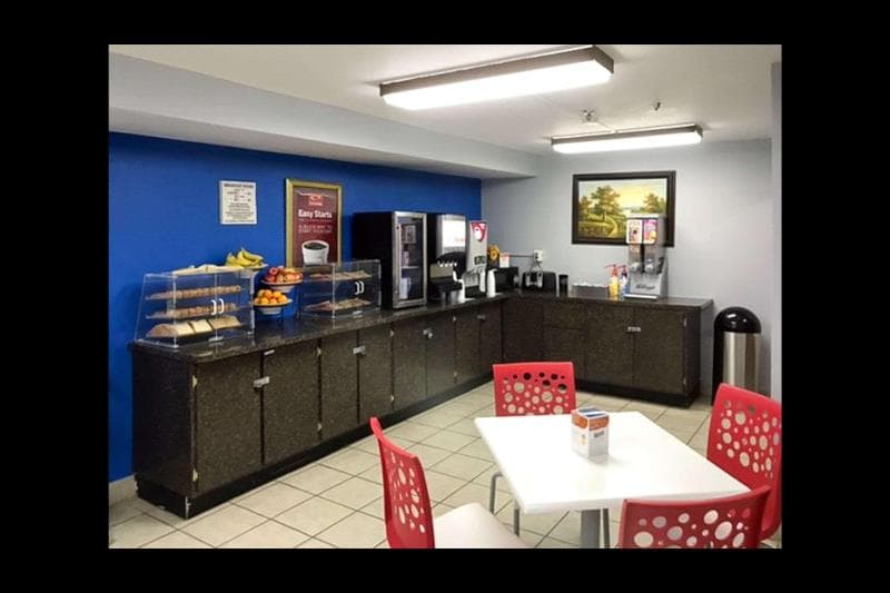 Econo Lodge Inn & Suites 5