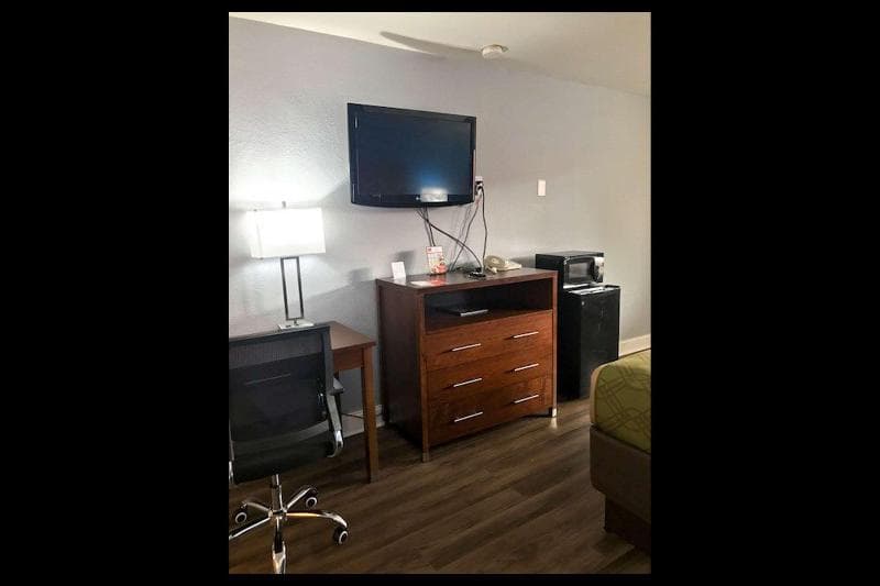 Econo Lodge Inn & Suites photo 1