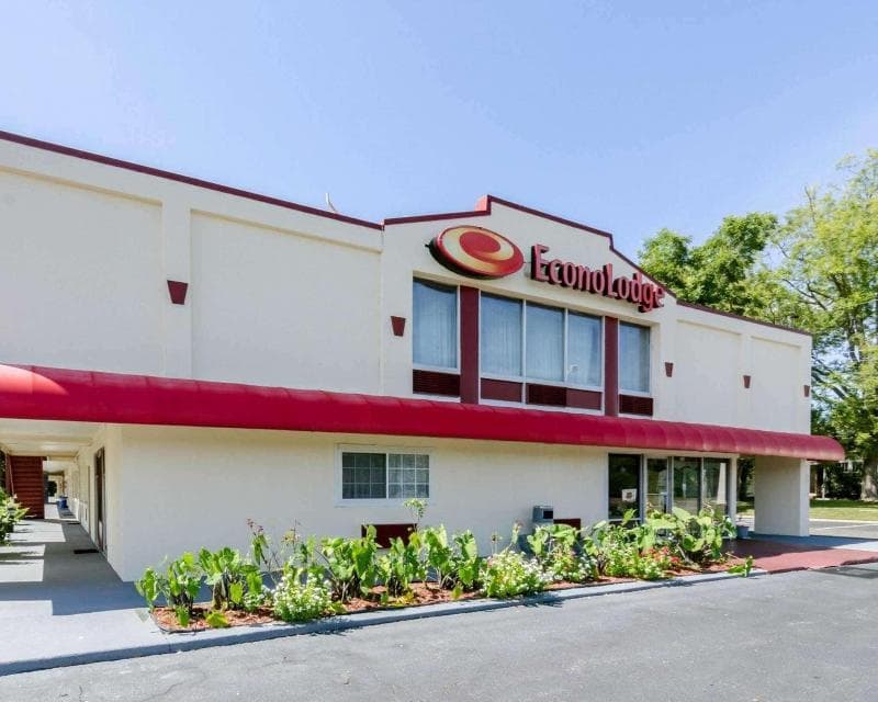 Econo Lodge Pottery 4
