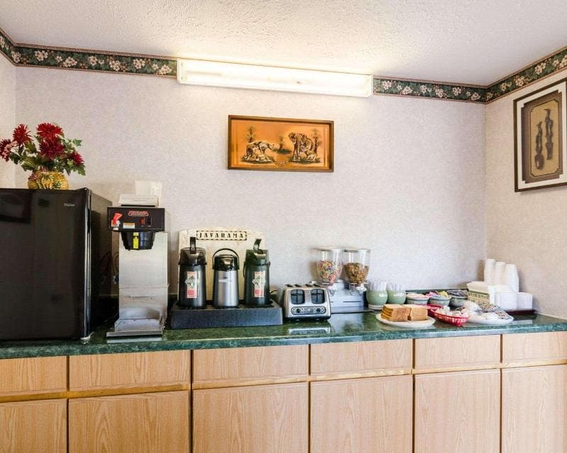 Econo Lodge Pottery 5