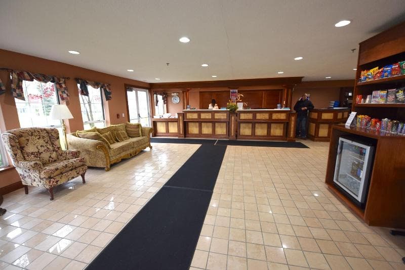 Crown Choice Inn & Suites Lakeview & Waterpark 5