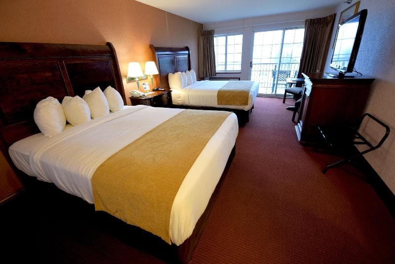 Crown Choice Inn & Suites Lakeview & Waterpark 4