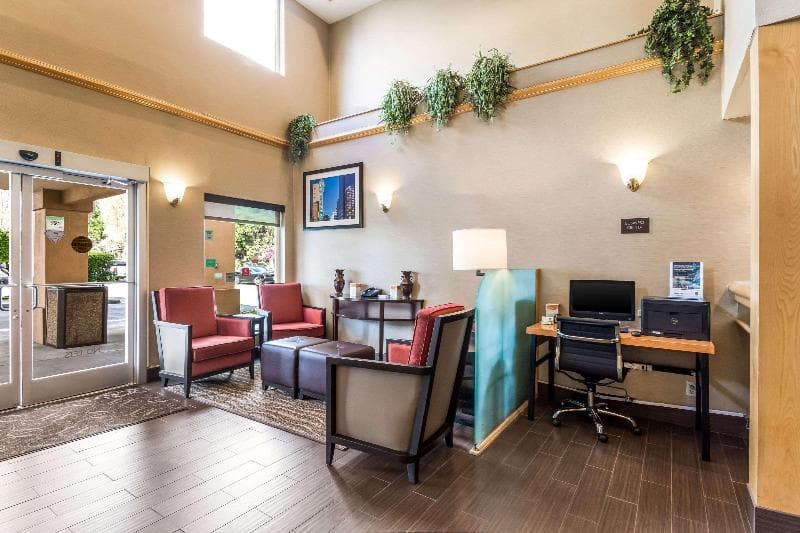 Comfort Suites Portland Airport photo 1