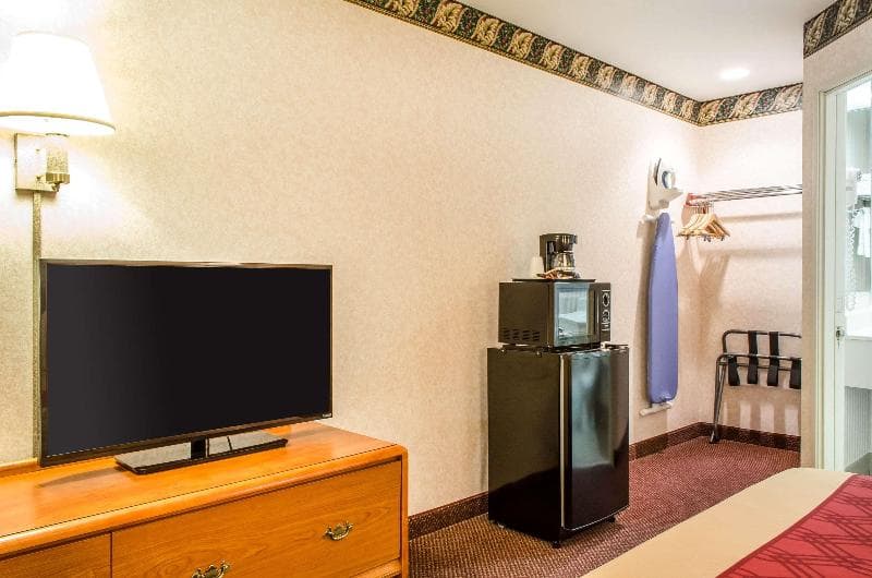 Econo Lodge 3