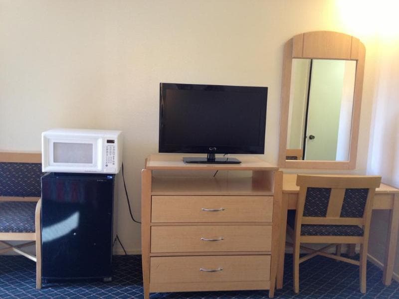 Riverside Inn and Suites 4