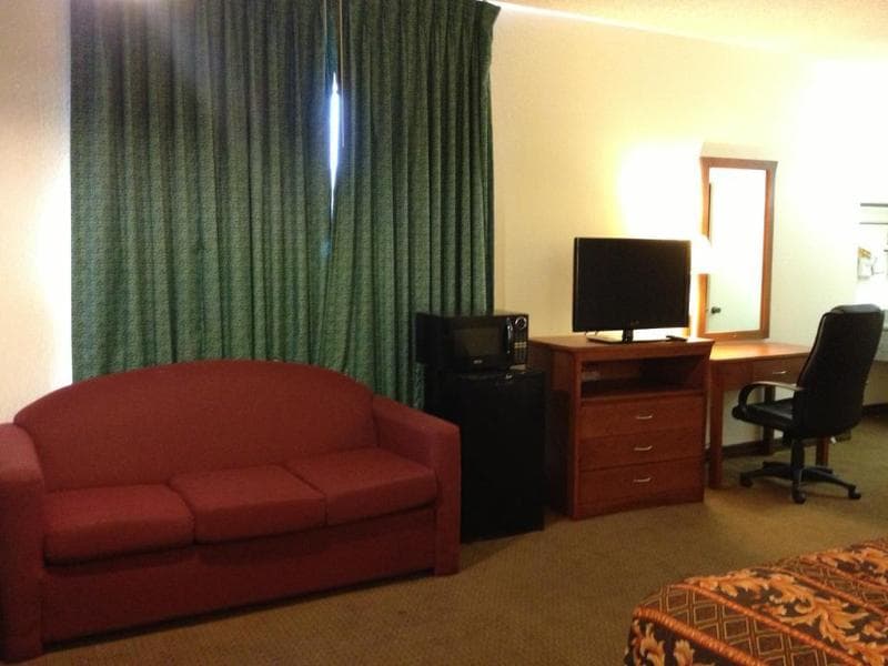 Riverside Inn and Suites 5
