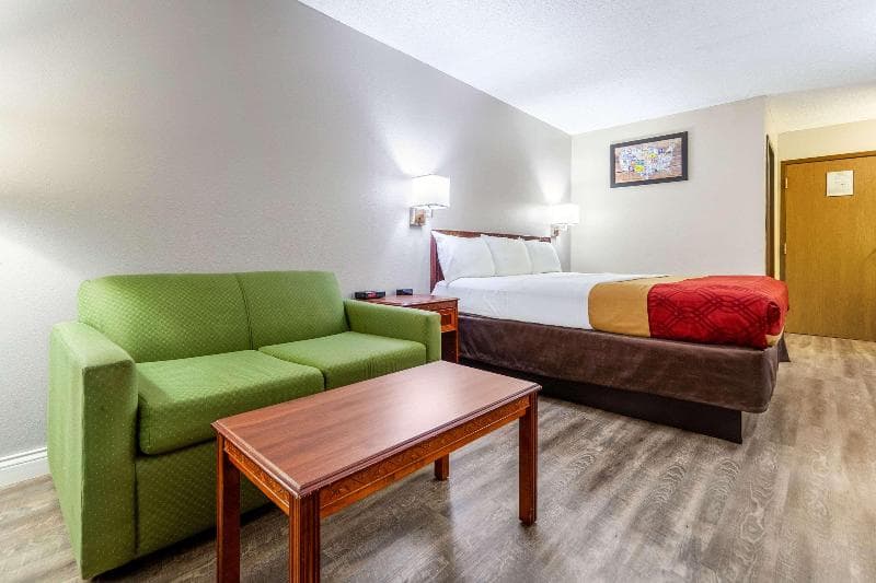 Econo Lodge Lincoln 4