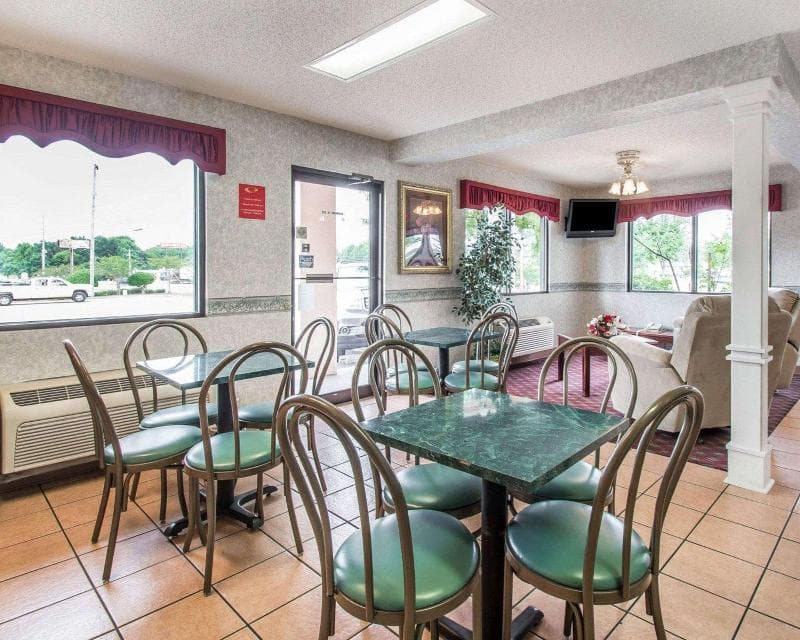 Econo Lodge Dothan 5