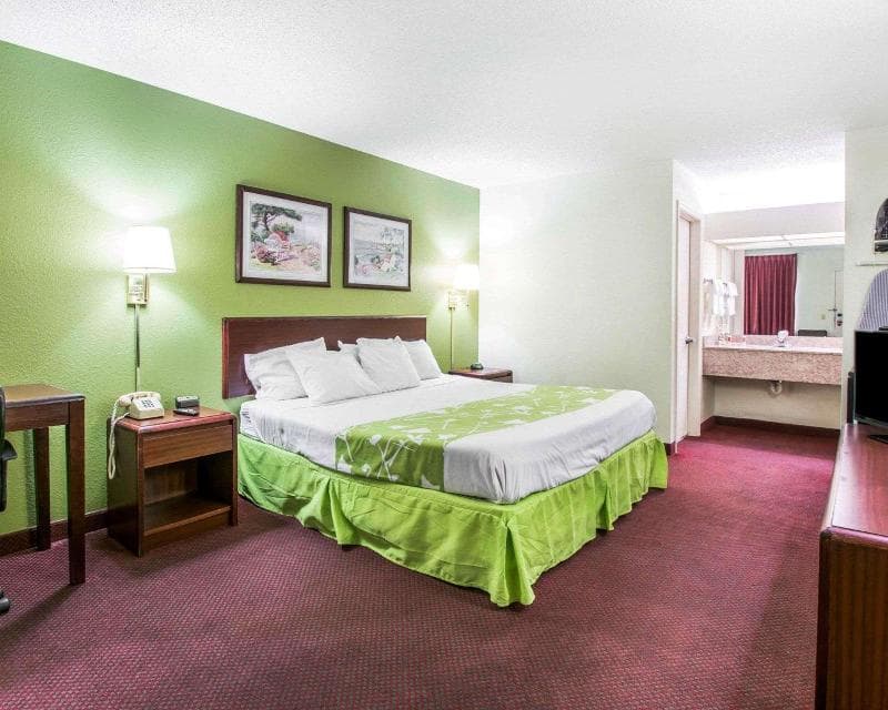 Econo Lodge Dothan 3