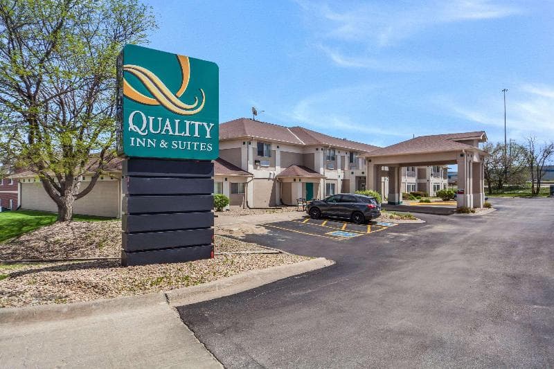 Quality Inn And Suites Omaha 4