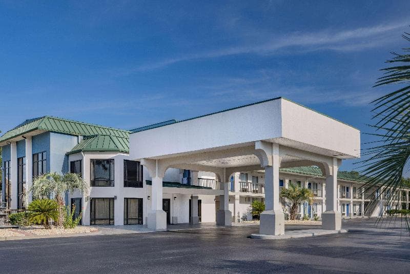 Days Inn & Suites by Wyndham Savannah Midtown photo 1