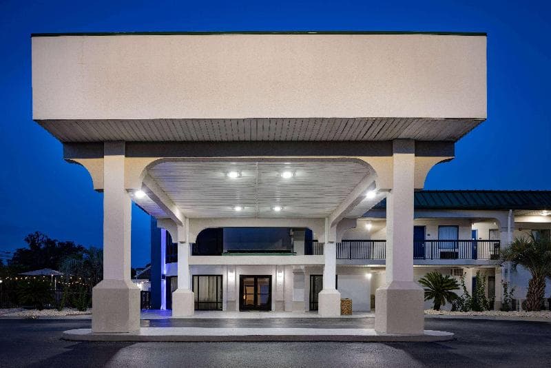 Days Inn & Suites by Wyndham Savannah Midtown 3