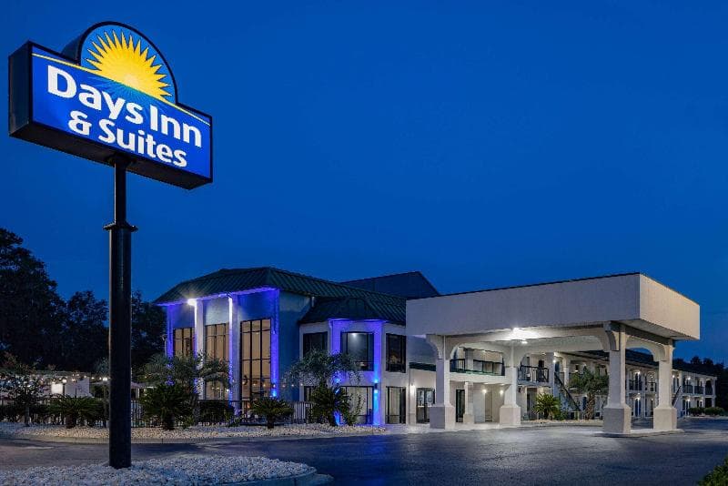 Days Inn & Suites by Wyndham Savannah Midtown 4