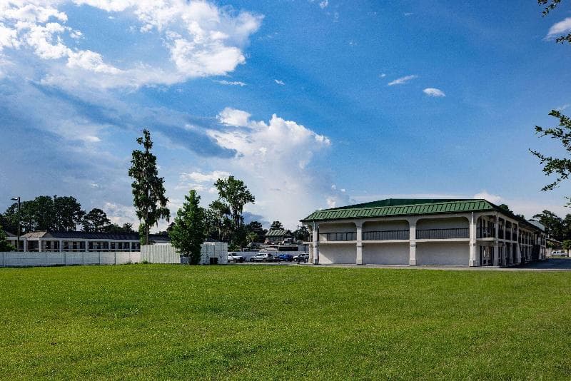 Days Inn & Suites by Wyndham Savannah Midtown 5