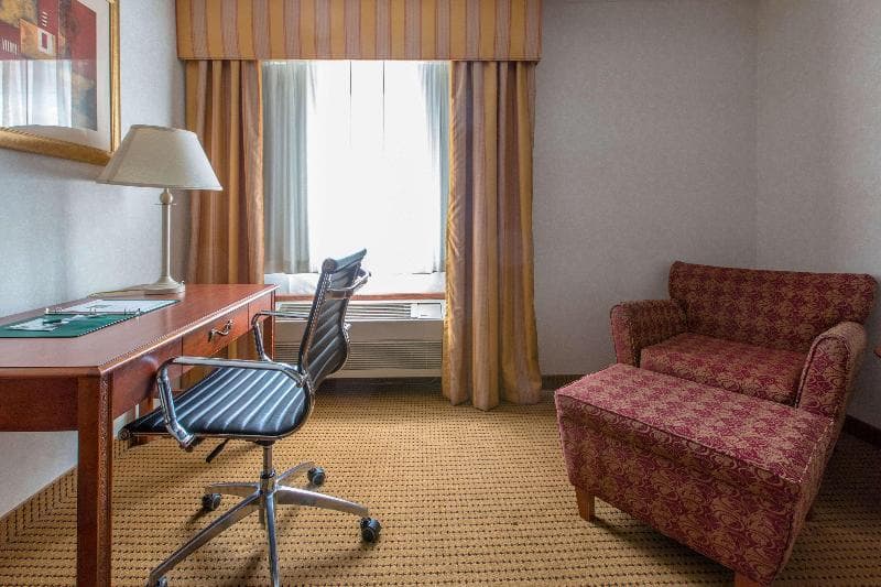 Quality Inn & Suites University photo 1