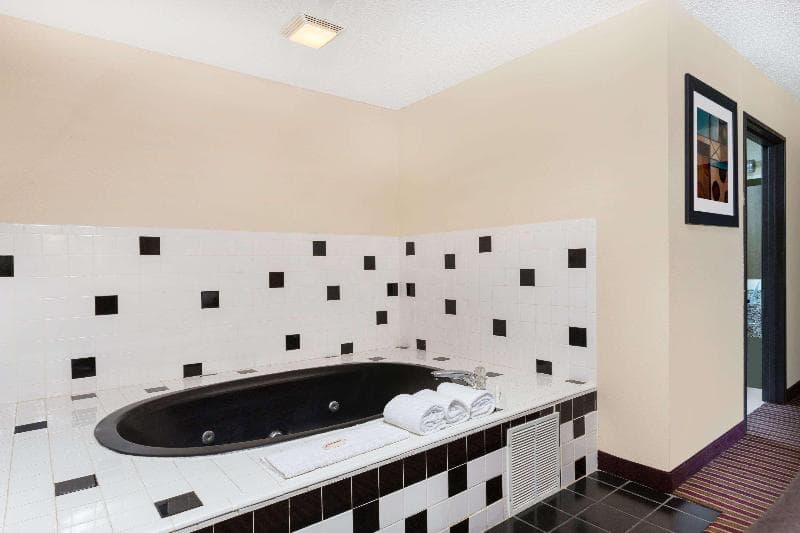 Baymont by Wyndham Bowling Green 3