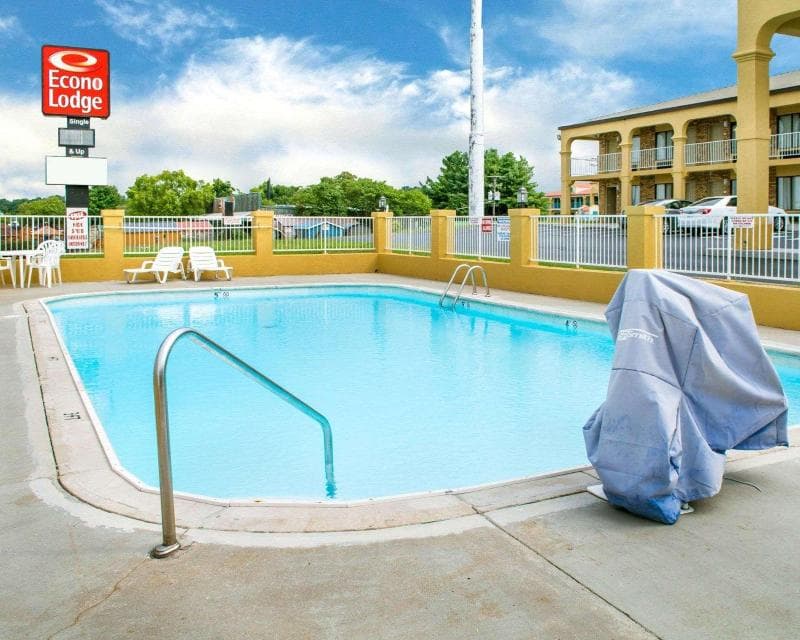 Econo Lodge 3