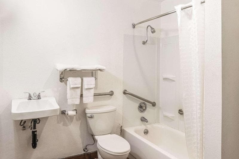 Rodeway Inn & Suites Highway 217 & 26 West 5