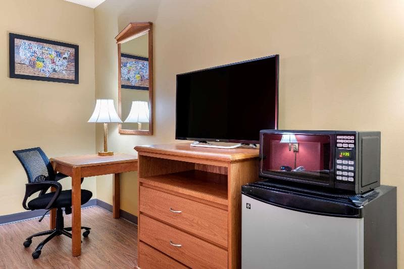 Econo Lodge Louisville 4