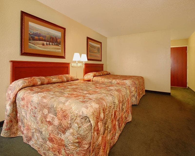 Econo Lodge Inn & Suites main