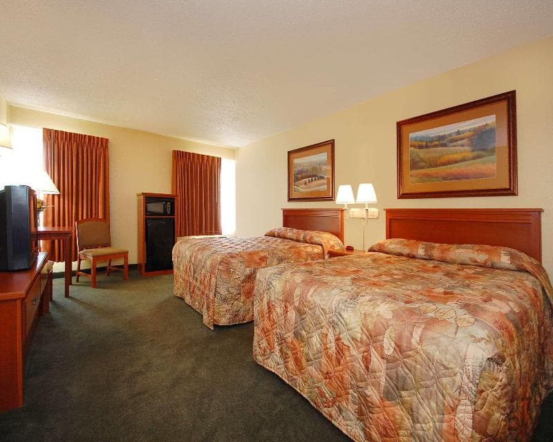 Econo Lodge Inn & Suites 2