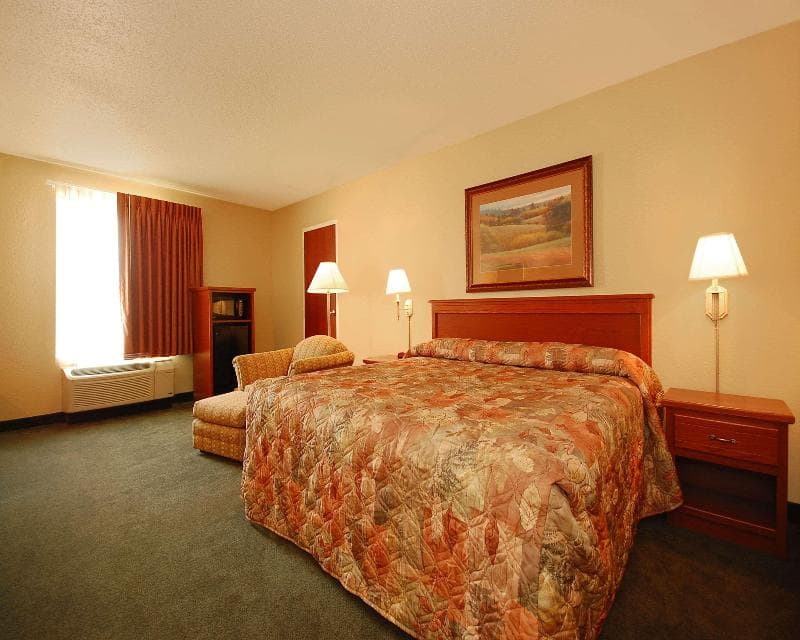 Econo Lodge Inn & Suites 3