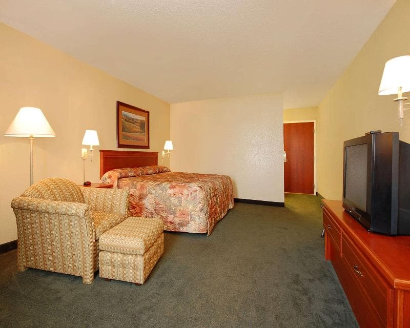 Econo Lodge Inn & Suites 4