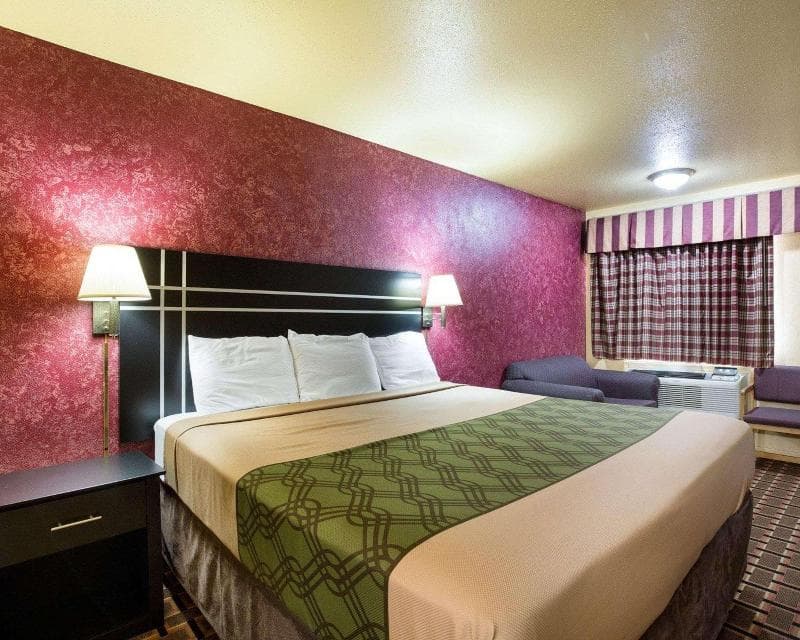 Econo Lodge 3