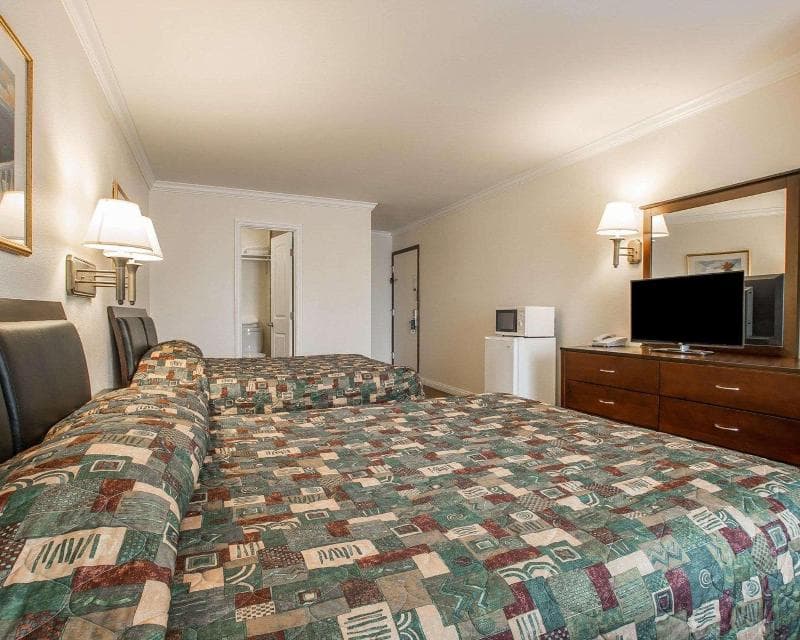 Rodeway Inn 4