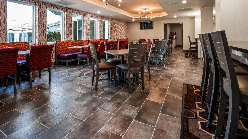 Orangewood Inn & Suites KCI 2