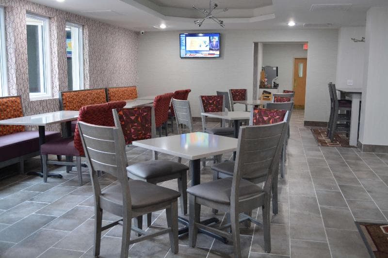 Orangewood Inn & Suites KCI 5
