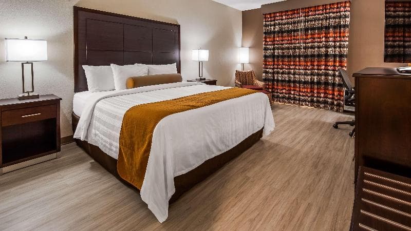 Orangewood Inn & Suites KCI 3